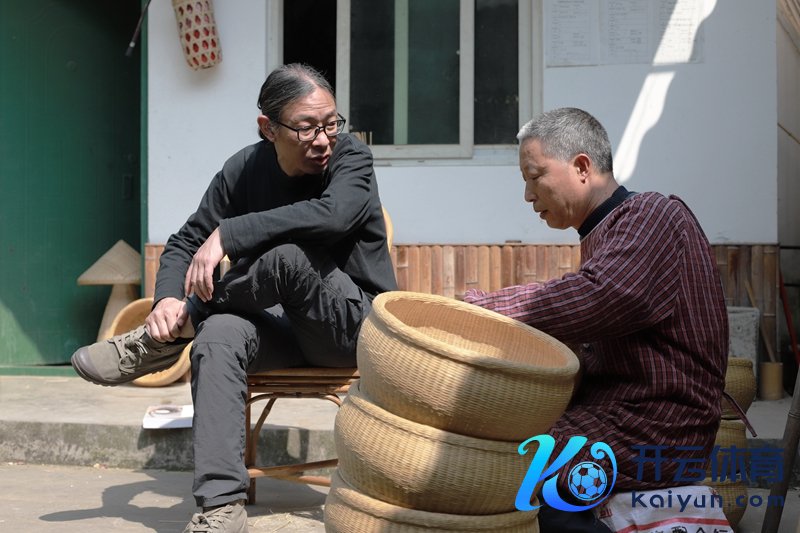 许刚在原野访问中，与四川青神竹编师父交流